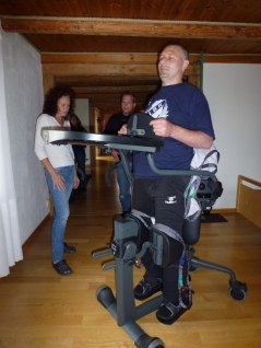 Roland står upp i specialbyggd stol.
