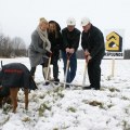 9/12 2011. Vid spaden fr. v Jourklinikens Lotta Malmborg och Cecilia Pramheim, kommunordförande Lennart Eriksson och Asplunds Byggs Gunnar Johansson. Vovven är vår alldeles egna grävmaskin Ninja.