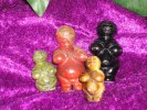 Venus av Willendorf Gudinnor i ädla stensorter. Stora ca. 6 cm/250:- små ca. 4,5 cm/180:-. Handgjorda i Rosenkvarts, Röd/Grön Jaspis, Obsidian, Tigeröga mfl sorter