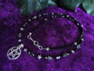 Pentagramhalsband i vitmetall , med stjärnor i Hematit & glaspärlor ca 56 cm 260:-