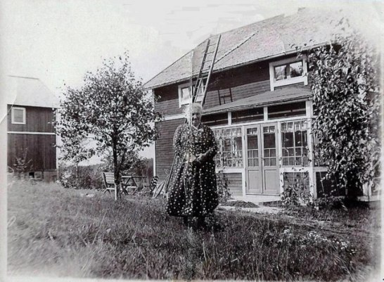 Bilden här ovanför föreställer min morfars mamma, Margareta Nilsdotter  (1867-1955) och bilden är tagen framför sonen Gunnars hem i Nylands by i Nora socken, Ångermanland.