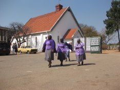 Vashandirikvinnorna kommer till Njube Youth Center i Bulawayo