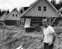 Svartå  Evert Karlsson vid hus