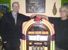 Nu snurrar den ståtliga Würlitzer jukeboxen på Burger inn i Falkenberg igen!
