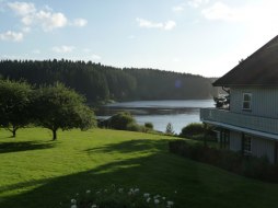 ligger mycket vackert vid vatten