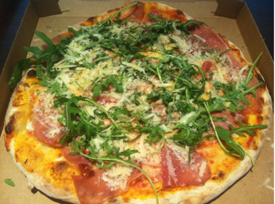 Så mycket grönt på pizzan att den nästan blev vegetarisk. 