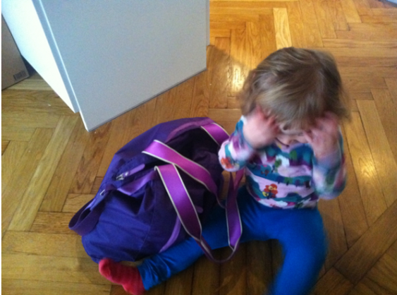 Sen ber man sin dotter (som har integritet och vill vara anonym) med hjälp att packa väskan.