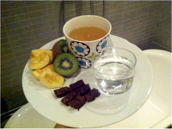 Och att kompisen är en person med det lilla extra och har fixat te och gott och ställt fram sina egna (!) produkter så det känns som om man är på spa...