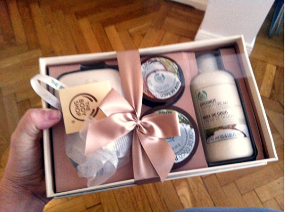 Man tar fram den där presentförpackningen med produkter man har längst in i garderoben. I detta fall fick jag den av några kollegor när jag gick hem på mammaledighet. Mycket trevligt.