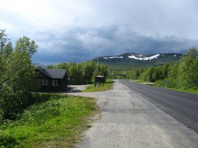 Tänndalens Bygdegård med Hamrafjället i bakgrunden