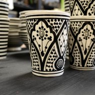 Svart mugg mönstrad