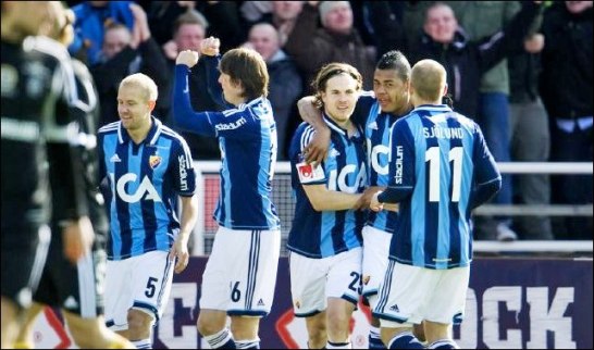 Djurgårdens Sebastian Rajalakso klappas om av sina lagkamrater sedan han gjort matchens enda mål på Stadion mot GIF Sundsvall. 