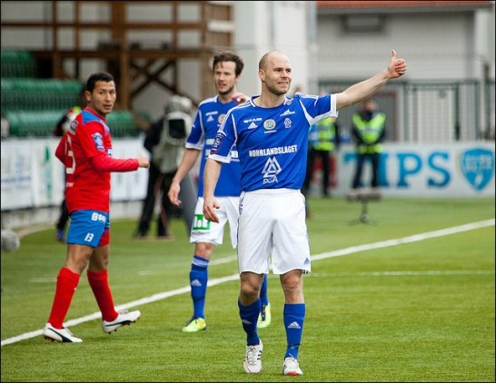 Roger Risholt träffade ribban (och fick ribba?) men forlorade mot regerande svenska mästarna Helsingborg trots att GIF höll jämna steg och hade minst lika många målchanser. Foto: Anders Thorsell