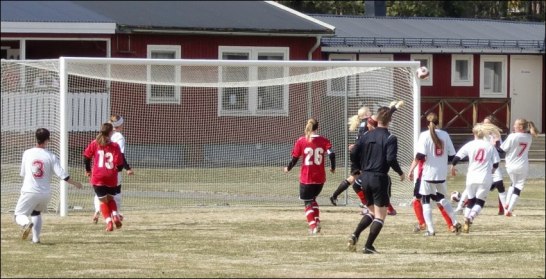 Alnös vitklädda damer klädde av Albys svartröd-randiga dito med hela 9-0 i premiären. Dock blev det inget mål på den här hörnan, men nära var det. Foto: Fredrik Lundgren