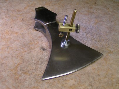 AxePal with its 7 kg strong magnetic foot.