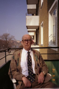 Pappa Sven 84 år på balkongen på Nimrodsgatan, Hjorthagen