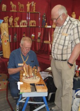 Kalle Gunnarsson, Hultsfred är intresserad åskådare på Hantverksmässan i Hjo sommaren 2011