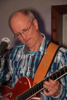 Peter är också en mycket duktig gitarrist med eget band