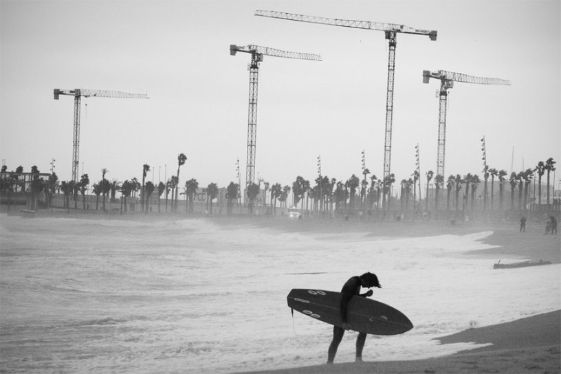 Idyllen med storstadssurfing är hotad och dagarna kan vara räknade för vågsurfarna längs Barcelonas stränder. Redan idag har Barcelona problem med erosion av stränderna, i kölvattnet av alla anläggningar som byggdes vid och delvis på vattnet vid OS 1992.  Barcelona stad har långt gångna planer på att förändra strukturen under vattenytan och avleda de stora vattenströmmarna som når stränderna.