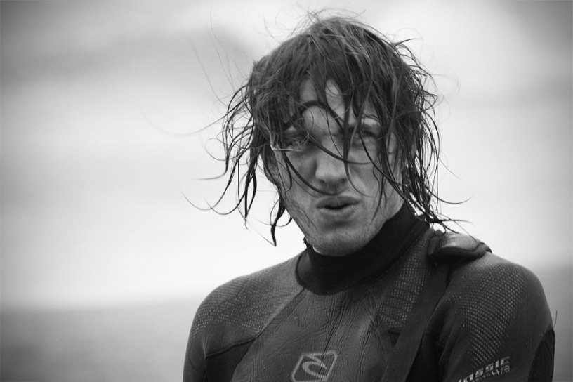 Lois är bekymrad över stadsförvaltarnas förslag kring blockering av vattenströmmarna. Han stödjer tillsammans med över 500 medlemmar initiativet SOS Surf BCN, som föreslagit en egen lösning med artificiella rev som huvudingrediens. 