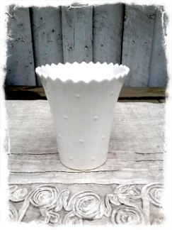 Kruka i  vit keramik 11cm hög
