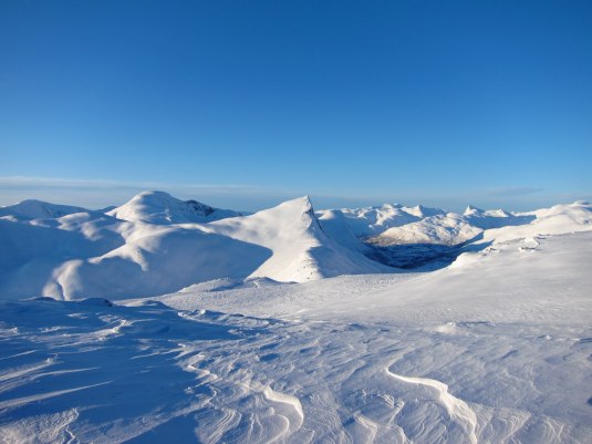 Bottnenibba sett från Grøsvoregga. Hacket i ryggen på högersidan är där vi stannade till.