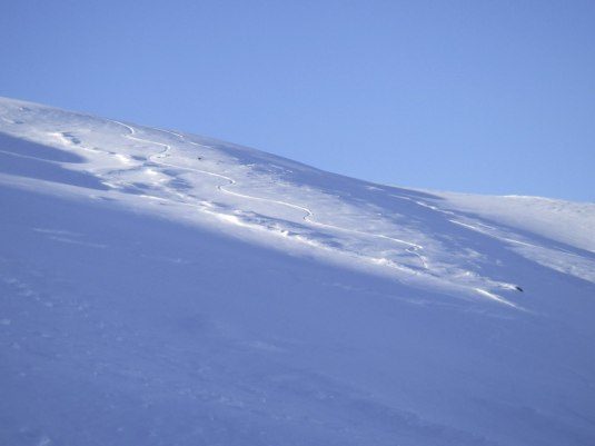 Dagens tredje åk i solen, lägg märket till resterna av lavinerna runtikring