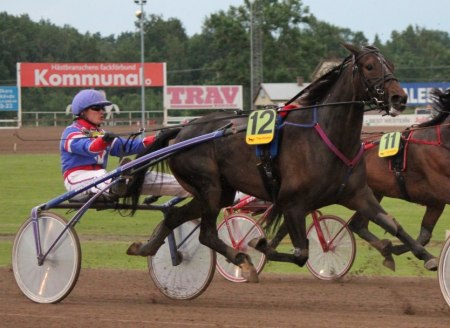 Både Fredrik Pedersen och Caramelle Zon visar vinnarfejs på upploppet...